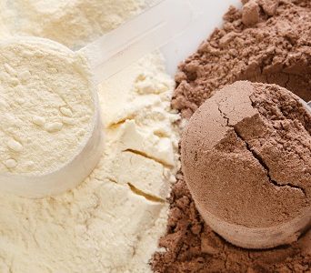 Due misurini di integratori proteici polvere cioccolato e vaniglia